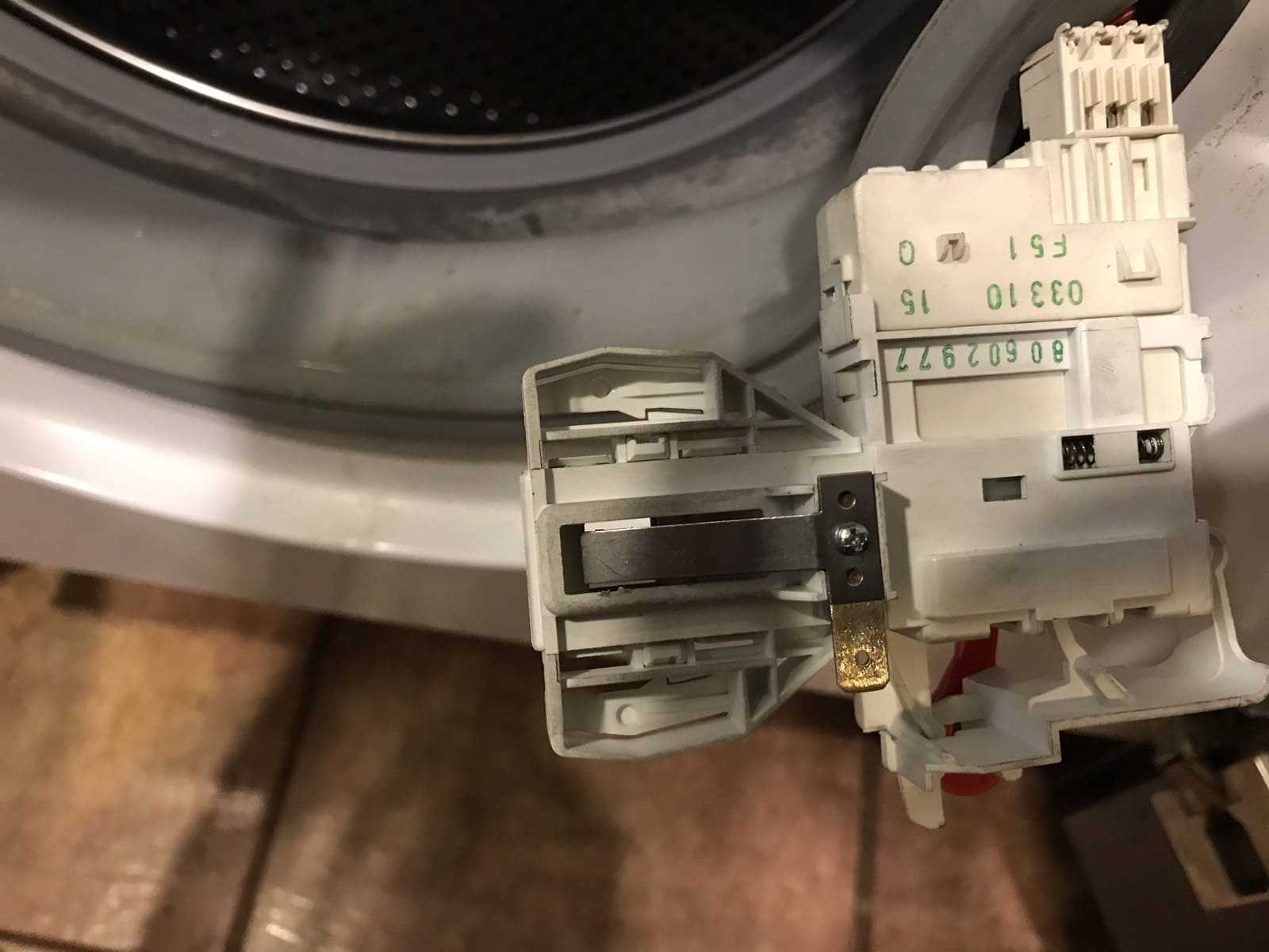 Почему не закрывается дверца стиральной машины?