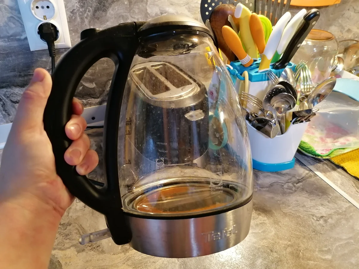 Отмыть чайник от накипи лимонной кислотой. Накипь в прозрачном чайнике. Чистый внутри чайник. Окислился чайник внутри. Чистим пластиковый электрический чайник от накипи.
