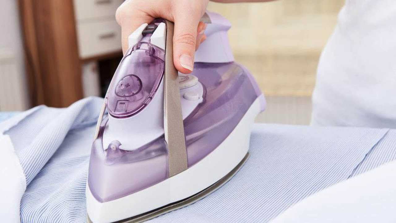 Правила пользования утюгом: что делать с водой внутри, как правильно гладить и хранить прибор