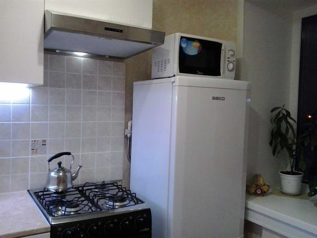 Можно ли ставить микроволновку рядом с холодильником, морозильной камерой