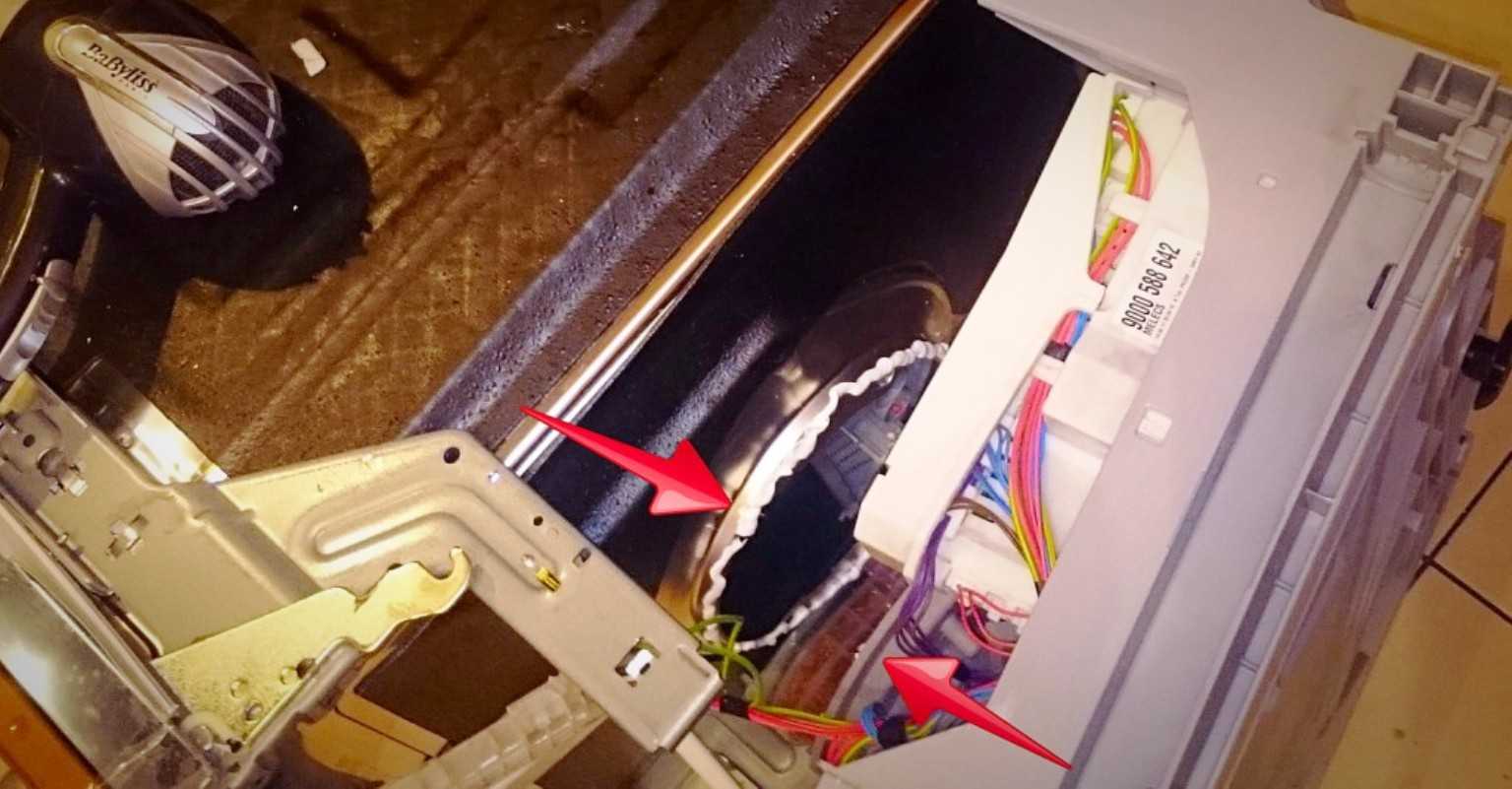 Из посудомоечной машины течет вода — снизу, под дверцей